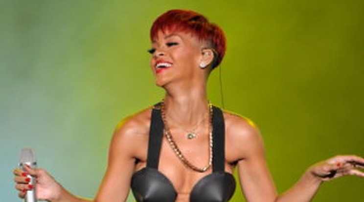 Rihanna piros hajjal és kúpmelltartóban