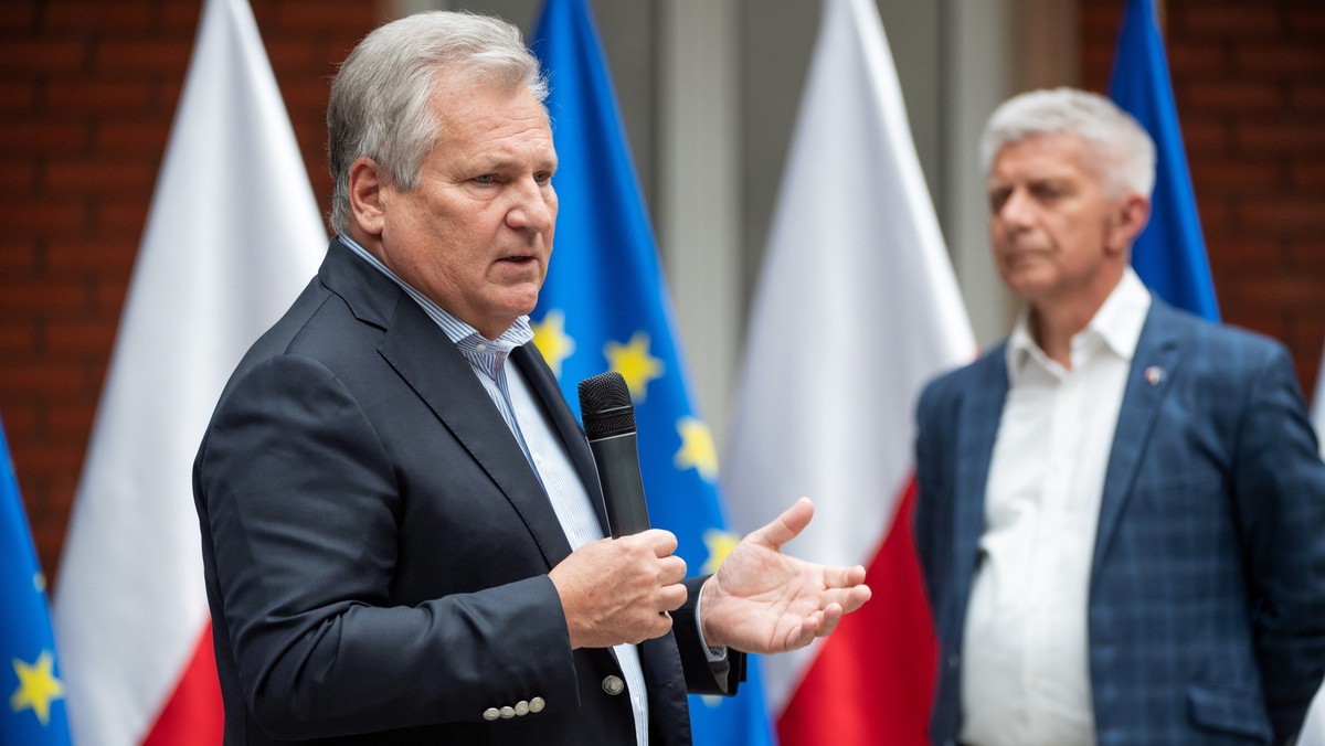 Były prezydent RP Aleksander Kwaśniewski (L) i były prezes Rady Ministrów Marek Belka