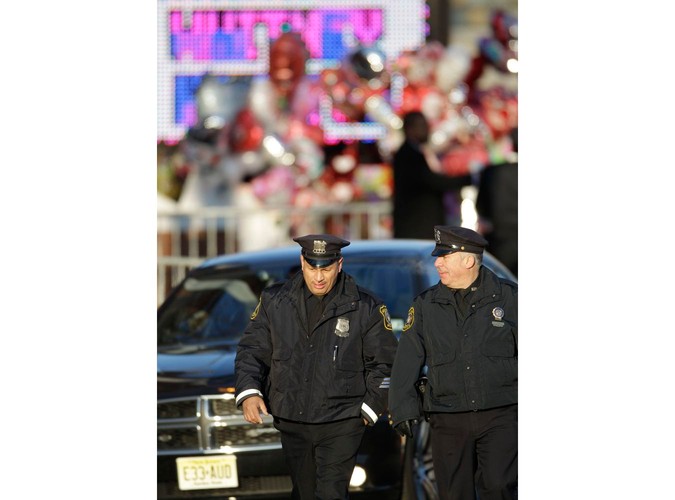 Policja zamknęła ulice wokół kościoła baptystów. Wokół gromadzą się fani