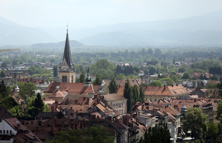 Bratusek ma sporo zmartwień oprócz ledwie zipiącego sektora bankowego. W drugim kwartale 2013 r. Słowenia odnotowała ujemny wzrost gospodarczy (-0,3 proc.), a konsumpcja w lipcu skurczyła się aż o 6,4 proc. r/r. Tymczasem bezrobocie podskoczyło do 11,2 proc.

Na zdjęciu: Widok na stare miasto w Lublanie