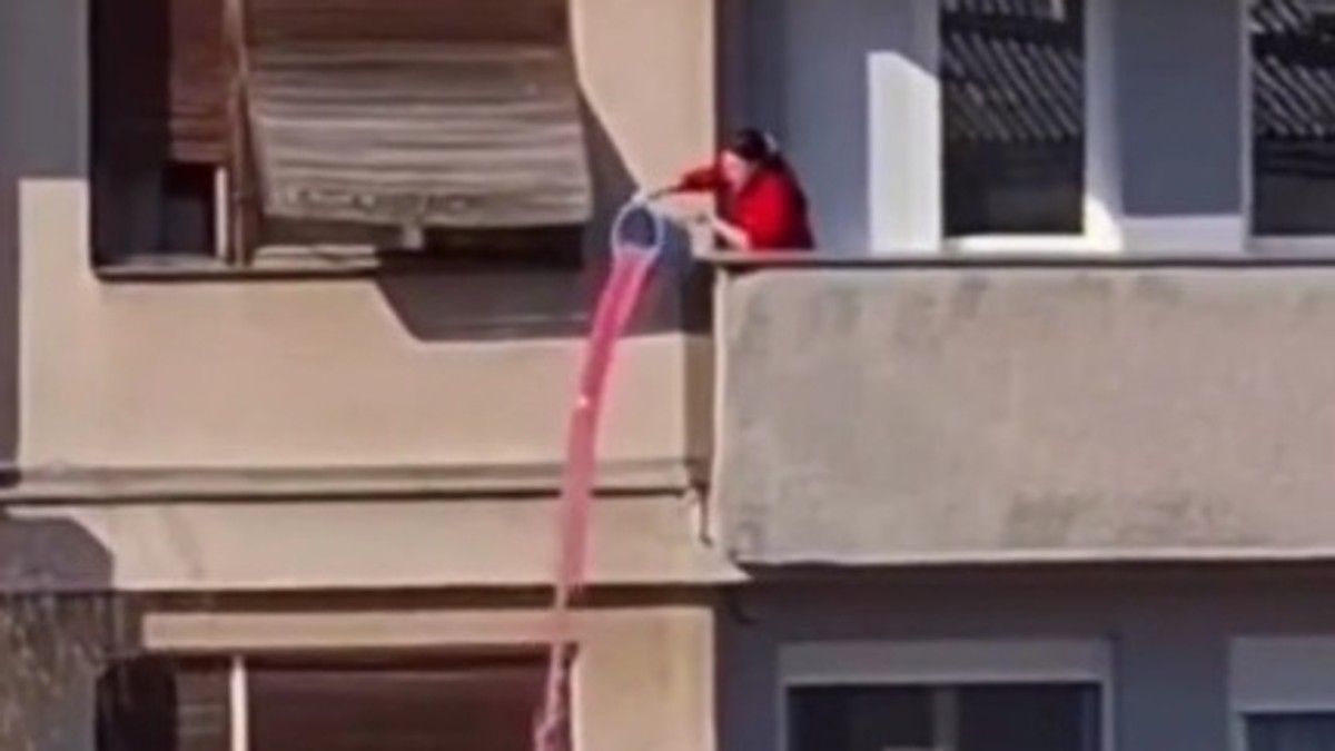 (VIDEO) Kamera snimila nezapamćen bezobrazluk u centru Trstenika: Žena izručila PUNU KOFU OVE TEČNOSTI sa terase, kazna za to je DRAKONSKA