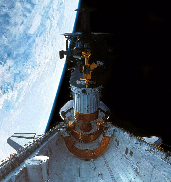 Galileo podczas rozładunku orbitalnego z wahadłowca Atlantis