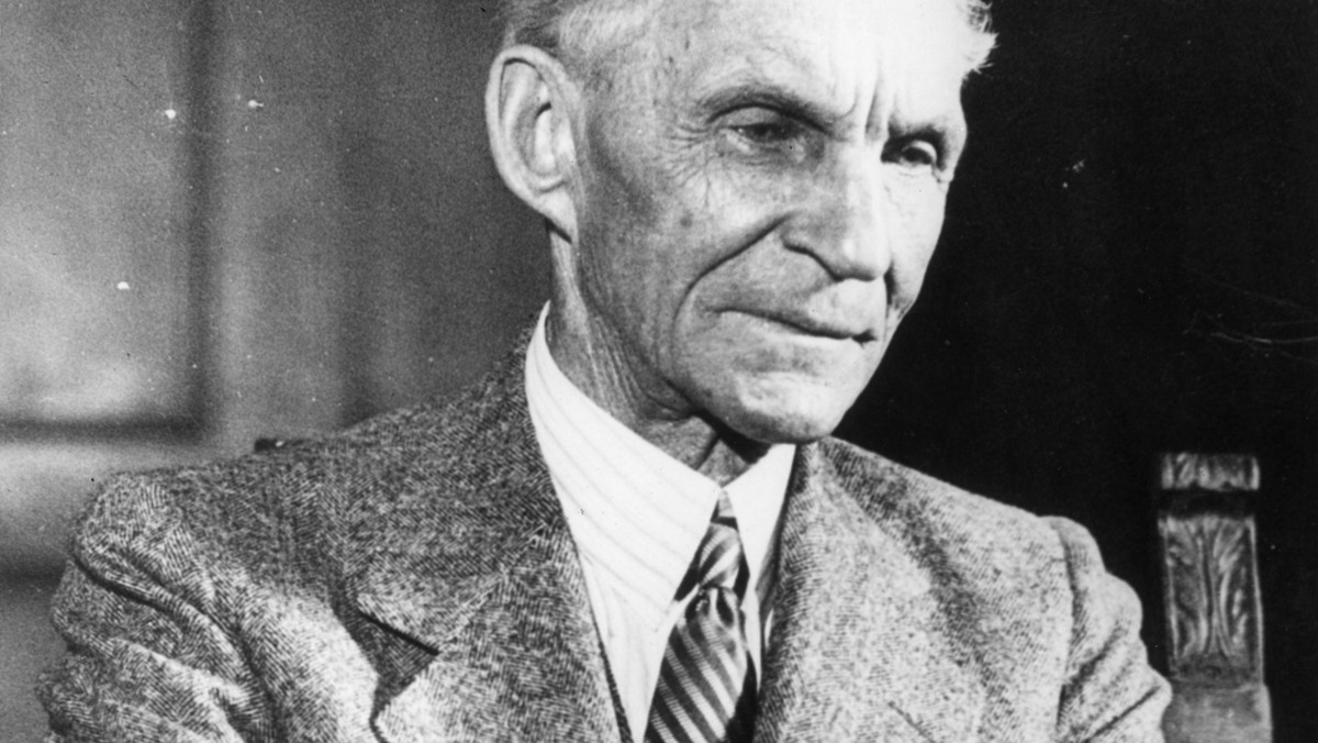 Sto lat temu w Detroit ruszyła pierwsza taśma montażowa. Henry Ford, który zapoczątkował epokę produkcji masowej, to najsłynniejszy, a zarazem najbardziej kontrowersyjny z amerykańskich baronów przemysłu.