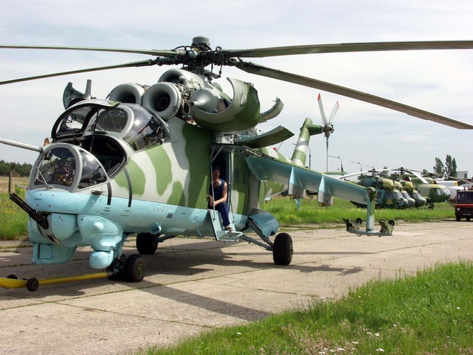 W biurze Miła powstał projekt smukłego śmigłowca z opancerzonym kadłubem, który płynnie przechodzi w belkę ogonową. Jak informuje portal konflikty.pl, całe uzbrojenie było przenoszone na skrzydłach zamocowanych pod kątem 19 stopni, odchylonych o 12 stopni od poziomu. Całkowitą nowością było zastosowanie wciąganego podwozia - trójzespołowego, z dwukołowym sterowanym zespołem nosowym. Kadłub śmigłowca, a zwłaszcza osłonę silnika, opancerzono płytami stalowymi grubości około pięciu milimetrów.