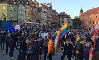 Manifestacja poparcia dla obecności Polski w UE. Tusk: Partia rządząca już bez 'owijania w bawełnę' podjęła decyzję o wyprowadzeniu Polski z UE