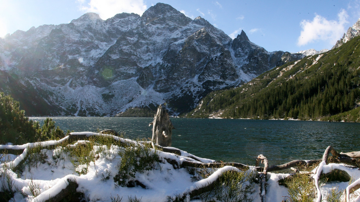 <strong>W związku z łagodzeniem obostrzeń od poniedziałku zostały otwarte wszystkie szlaki turystyczne w Tatrach. Wysoko w górach ciągle panują zimowe warunki; jest pierwszy stopień zagrożenia lawinowego.</strong>