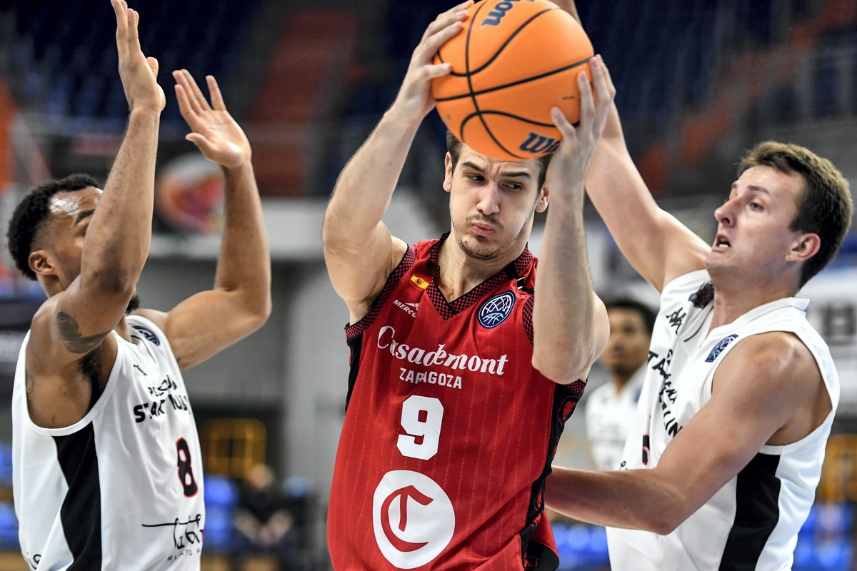 Koszykarze drużyny Pszczółka Start Lublin Lester Medford Jr. (L) i Damian Jaszke (P) oraz Nicolas Brussino (C) z zespołu Casademont Saragossa podczas meczu Ligi Mistrzów FIBA
