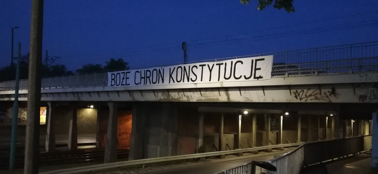 Transparenty "Boże, chroń konstytucję" w Poznaniu. KOD: Nie wiemy, kto je rozwiesił