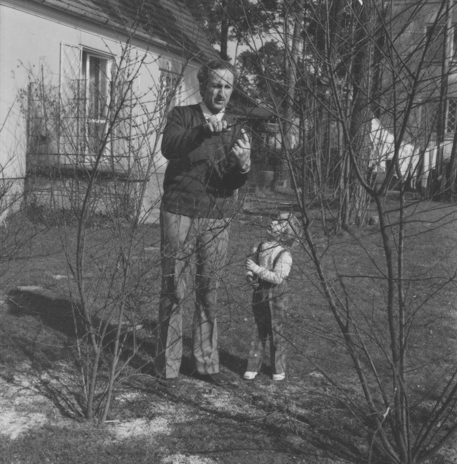 Franciszek Pieczka przed swoim domem w Falenicy z synem Piotrem w 1975 r.