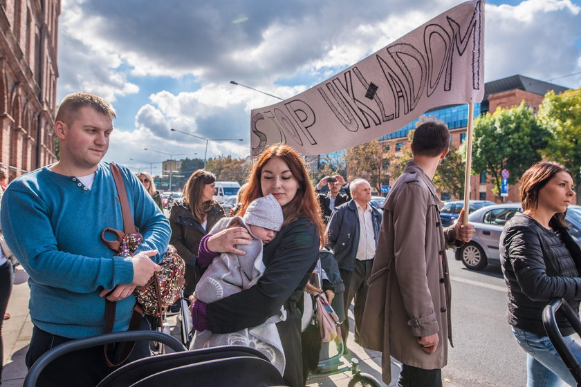 Matki protestują przed łódzkim NFZ-em w obronie szpitala Pro-Familii 