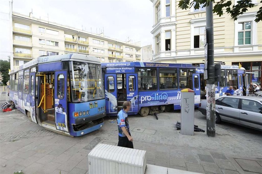 Tramwaj wjechał w sklep