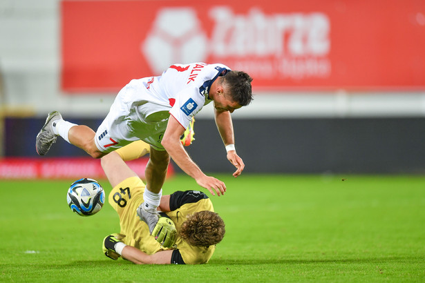 Zawodnik Górnika Zabrze Adrian Kapralik (góra) i Oliwier Zych (dół) z Puszczy Niepołomice w meczu 33. kolejki piłkarskiej Ekstraklasy