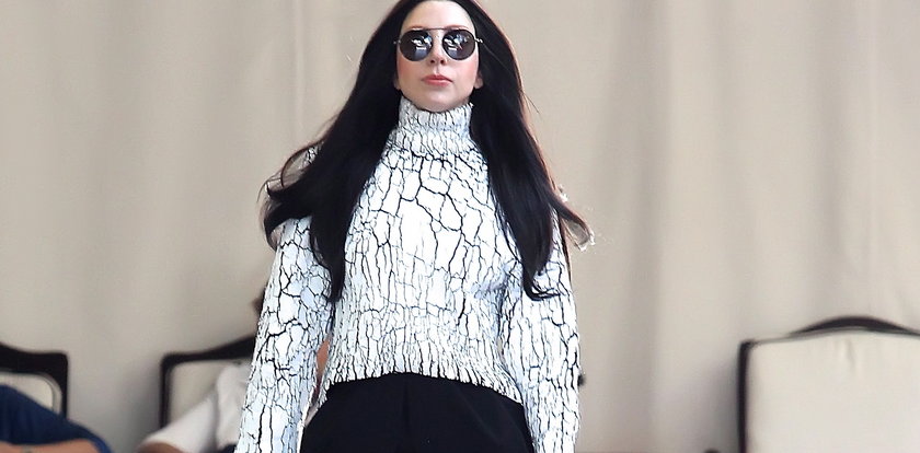 Lady Gaga włożyła dwa różne buty