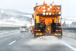 Wypadek piaskarki na autostradzie A4. Na nagraniu widać poślizg i uderzenie