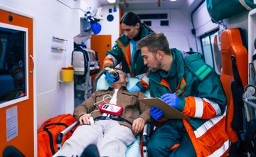 Kiosztotta az éttermi alkalmazott a mentősöket, amiért a szirénázó autóval a járdán álltak meg