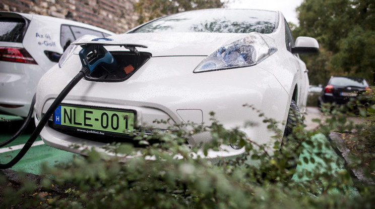 Nem tudni meddig parkolhatnak még ingyen a zöld rendszámos autók a fővárosban / Fotó: MTI / Marjai János