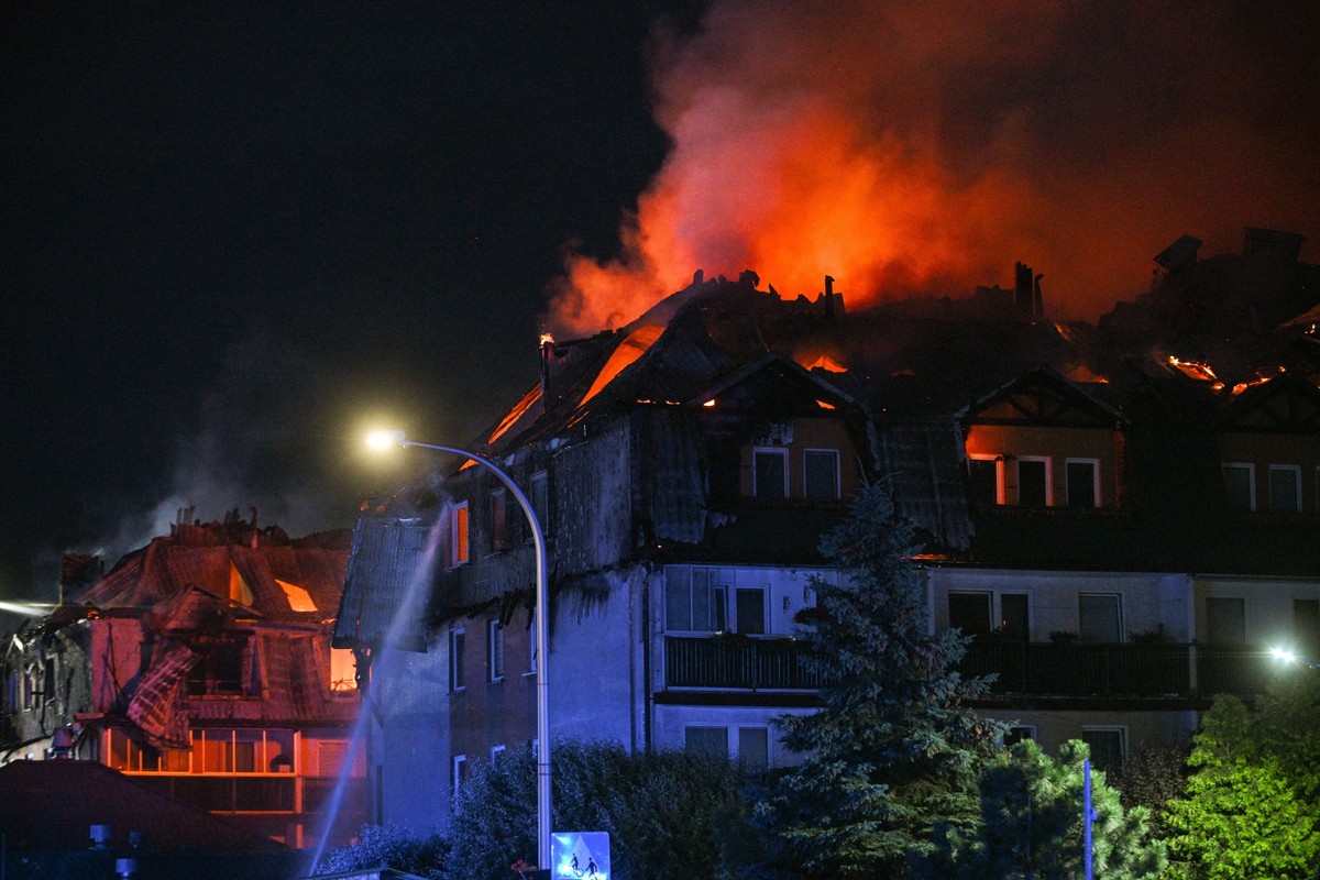 Pożar dachu budynku mieszkalnego na osiedlu Kopernika w podwarszawskich Ząbkach. W nocnej akcji gaśniczej udział wzięło 26 zastępów straży pożarnej