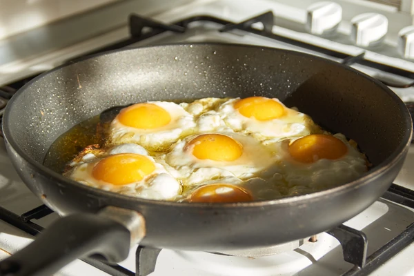 Trik da od JEDNOG JAJETA ispržite čak 6 JAJA NA OKO je najgenijalnija stvar koju ćete naučiti u životu: Pogledajte KAKO JE LAKO