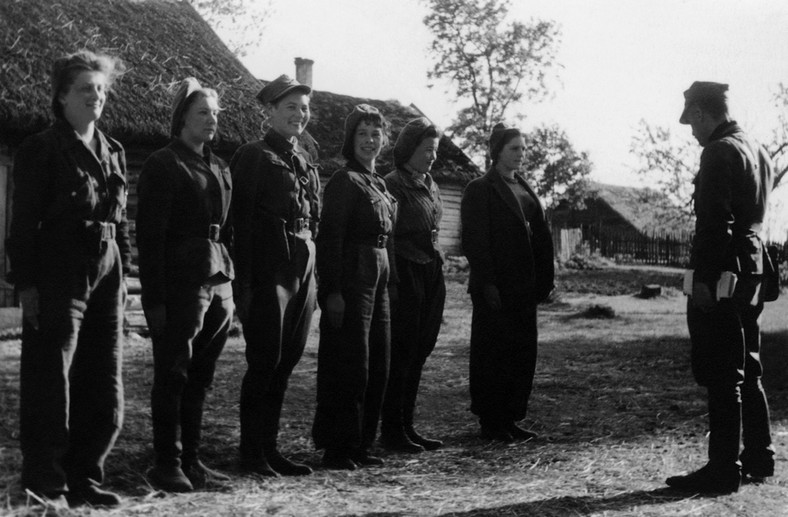 Sanitariuszki stojące w szeregu przed kwatermistrzem 5 Brygady Partyzanckiej AK por. Grabowskim „Pancernym”, maj-czerwiec 1944 r. Zdjęcie z książki „Wielka Księga Armii Krajowej”