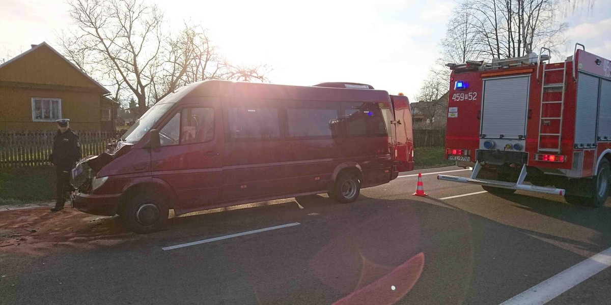 W wypadku busa ucierpiał troje dzieci i opiekun