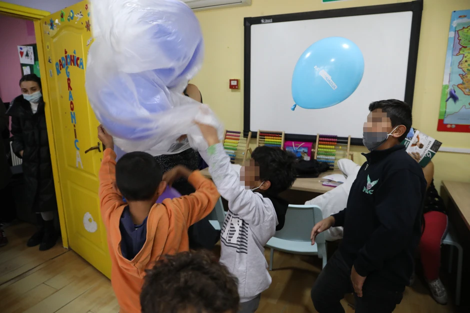 Obradovali smo i oko 400 mališana iz Svratišta - slatkišima, laptopovima, računarima...