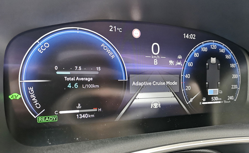 Toyota Corolla Cross - zamiast klasycznych zegarów kierowca ma przed sobą Digital Cockpit, czyli cyfrowe wskaźniki na ekranie 12,3 cala