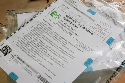 Egzamin ósmoklasisty 2023 z polskiego: uczniowie zaczęli pisać. Arkusze CKE i odpowiedzi będą na Forsalu