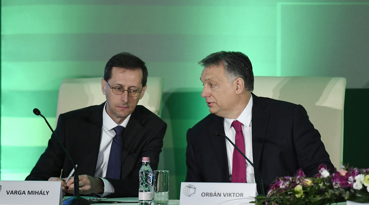 Varga Mihály gazdasági miniszter és Orbán Viktor kormányfő nyilatkozott a kormány jövő évi terveiről /Fotó: MTI - Koszticsák Szilárd