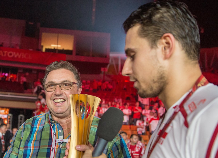 Wojciech Drzyzga (w koszuli talizmanie) ściska z synem Fabianem trofeum za mistrzostwo świata (2014 r.)
