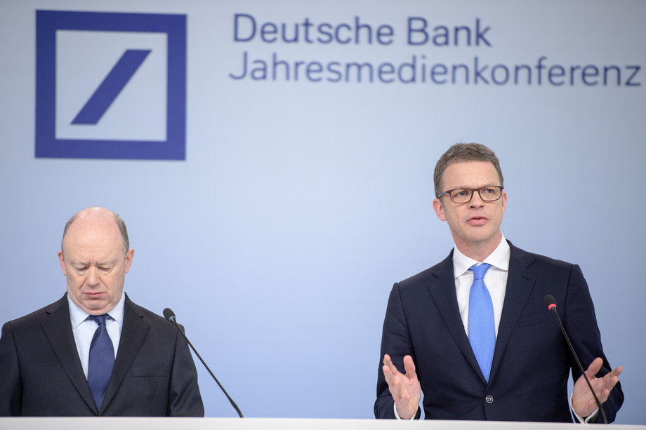 Od prawej: Obecny CEO Deutsche Banku Christian Sewing, po lewej jego poprzednik John Cryan, któremu nie udało się przywrócić rentowności banku