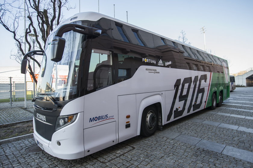 Mikrofalówka za 3 tys. złotych i nie tylko! Zobacz co kryje nowy autobus Legii!