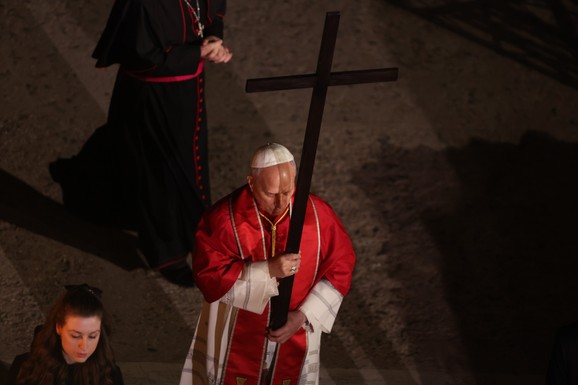(FOTO) Papa Lav XIV lično nosio drveni krst kroz svih 14 stanica Krsnog puta u Koloseumu