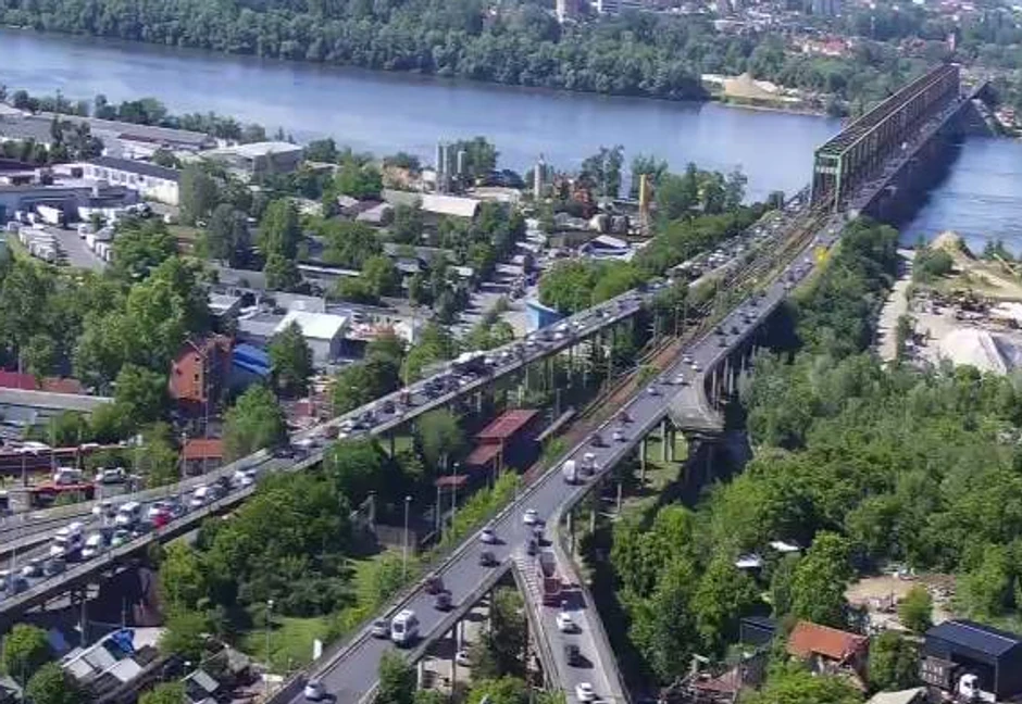 Gužva na Pančevačkom mostu.