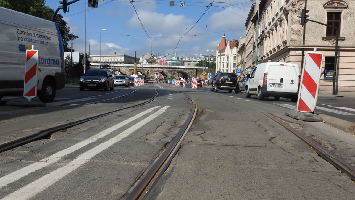 Kolejarze rozpoczęli wprowadzanie zmian, które spowodują utrudnienia i ogromne korki na odcinku od ulicy Wrocławskiej do ulicy Miodowej. Od dziś kierowcy jadący przez Bronowice czy Azory musieli uzbroić się w cierpliwość. Także pasażerowie podróżujący autobusami musieli liczyć się z opóźnieniami. A to dopiero początek komunikacyjnych trudności, które potrwają lata.