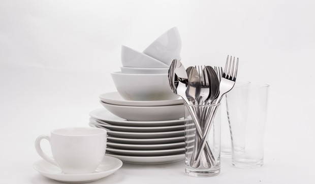 Komplet posuđa foto shutterstock