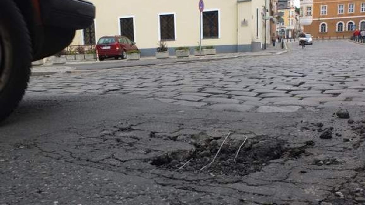 Przeprawa była remontowana w ubiegłym roku, ale drogowcy przekonują, że rozsypujący się asfalt to nie fuszerka.