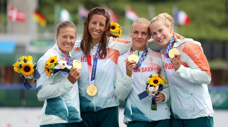 Kozák (balról), Csipes és Kárász társaságában nyert aranyérmet Bodonyi Dóra /Fotó: Getty Images