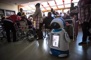 Niezwykli opiekunowie chińskich seniorów. Zobacz zdjęcia robotów A-Tai
