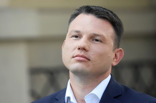 "Konfederacja głosi skrajny neoliberalizm, który spowodowałby, że połowa ich elektoratu umarłaby z głodu"