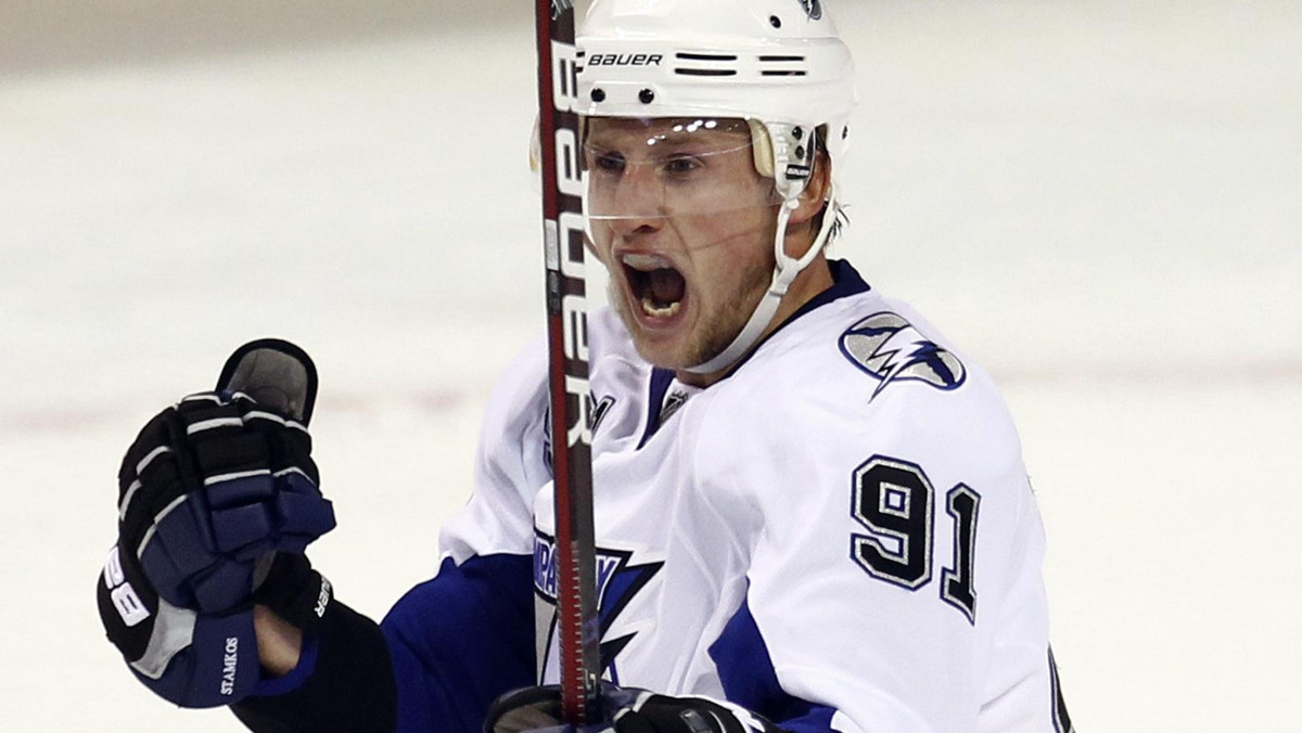 Steven Stamkos nie musi już nikomu udowadniać że jest w absolutnej czołówce najbardziej wartościowych graczy NHL. Center Tampa Bay Lightning w dniu wczorajszym drugi raz w sezonie zdobył hat tricka, a jego zespół pokonał faworyzowaną u siebie Philadelphia Flyers 8:7. Pierwsza tercja należała do jednej z najciekawszych rozegranych w tym roku części meczu, hokeiści strzelili w niej dziewięć goli.