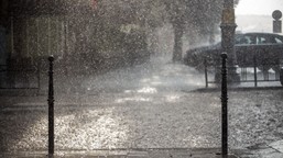 uwaga na drogach. mżawka i deszcz utrudnią życie kierowców