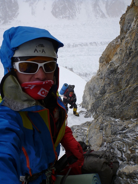 Broad Peak - wyprawa PZA 2013 - Artur Małek i Tomek Kowalski poręczują powyżej obozu