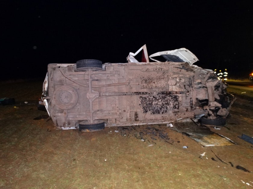 Bus wjechał w osobówkę. Z pojazdów została miazga!