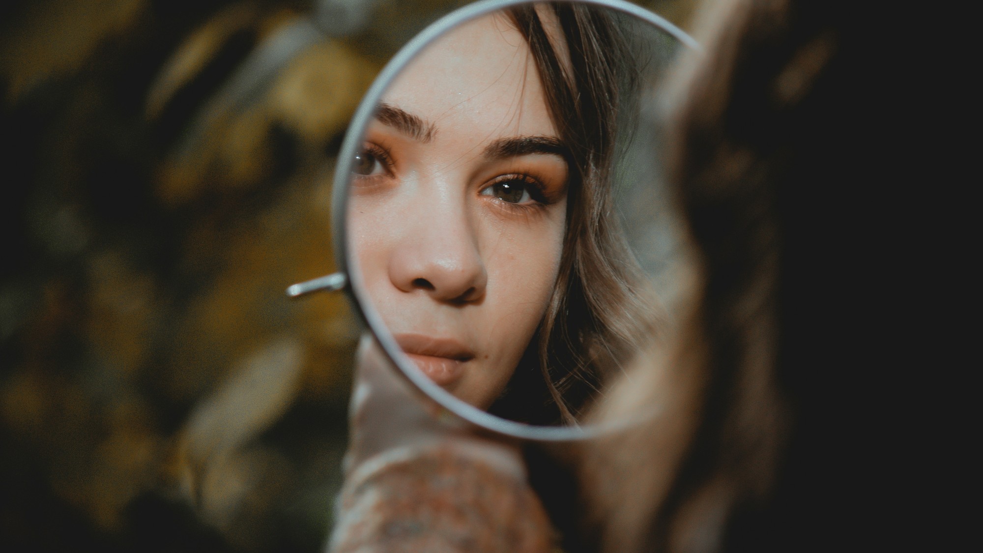 V zrkadle sa vnímame inak ako na fotografii.