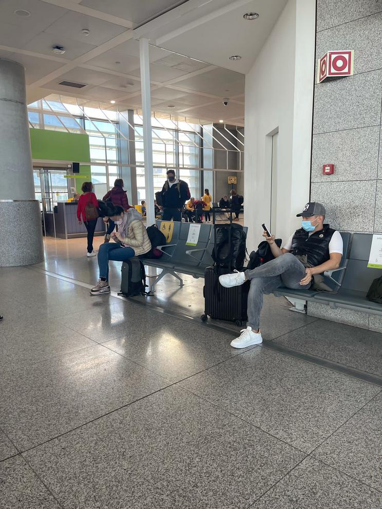 Tiborcz István a malagai repülőtéren szállt fel a WizzAir gépére, a váróteremben végig a mobiljába mélyedt /Fotó: Olvasóriporter