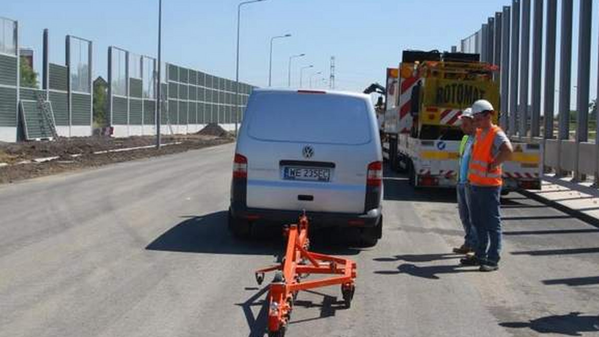 Nowy asfalt na obwodnicy Opola testy zdał celująco i dlatego od środy mamy już jeździć po całym węźle. Będzie to możliwe dzięki badaniom, jakie w piątek przeprowadzono na jezdni, która jest częścią nowego węzła w rejonie skrzyżowania obwodnicy północnej z ulicami Budowlanych - Sobieskiego.