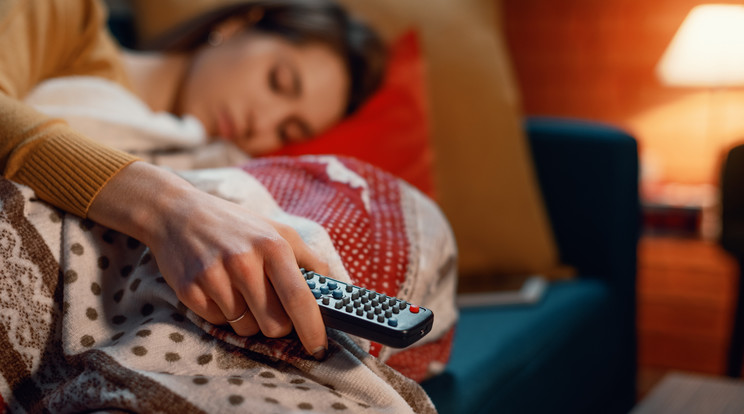 Meglepő, de a televízió előtti alvás miatt akár hízhatunk is / Fotó: Shutterstock