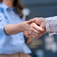 Hogyan hibázhat ennyi ember egy olyan egyszerű dologban, mint a kézfogás? Pszichológus mondja el, milyen a jó kézfogás