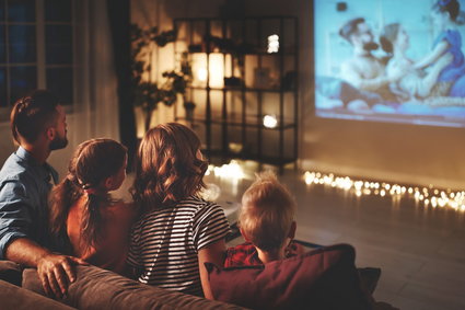 Czy oglądanie filmów z napisami pomaga w nauce języków? Tak, ale możliwe, że robisz to źle