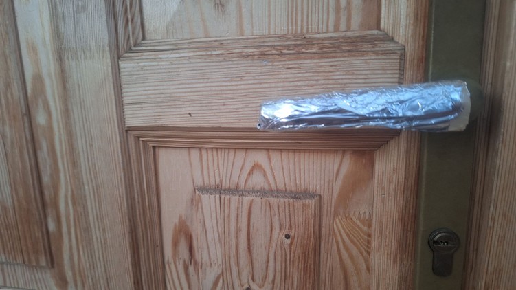 mit jelent ajtókilincsre tekert alufólia